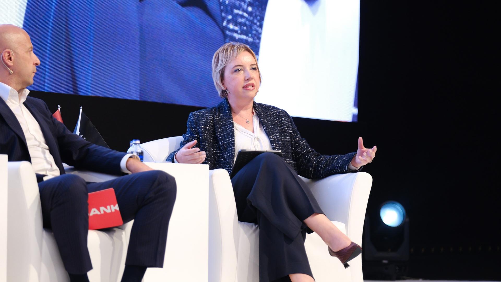 İdil Pamir: “Bizim İçin Dayanıklılık, Değişirken Kendin Olarak Kalabilmek”